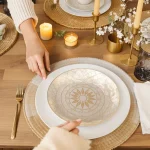 Fini nappes et sets : les tables élégantes adoptent désormais cet accessoire tendance et minimaliste
